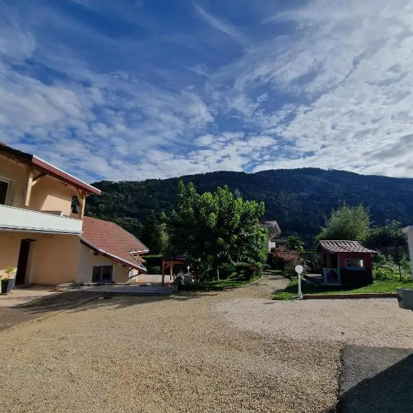 Studio cosy avec piscine et vue montagne Allevard 22 m²，位于阿勒瓦尔的酒店