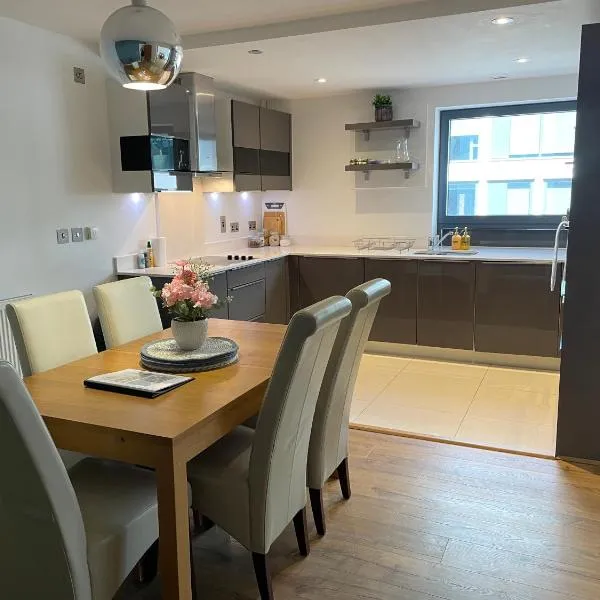 2 Bed, 2 Bath Apartment in Guildford Town Centre，位于沃金的酒店