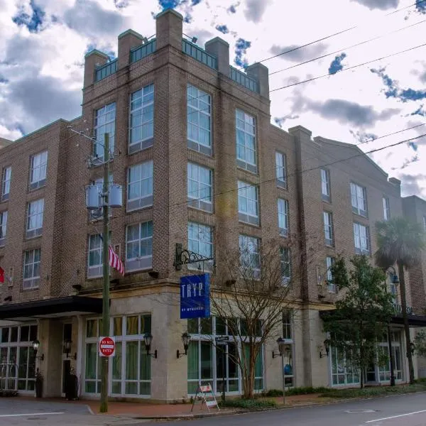 萨凡纳历史区江山旅馆&套房酒店，位于萨凡纳的酒店