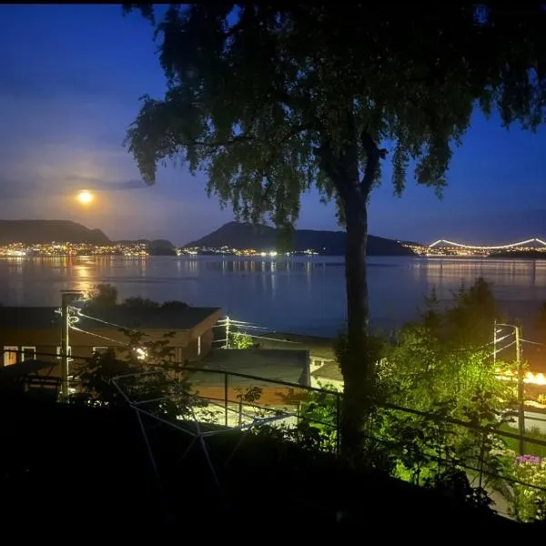 Villa med panoramautsikt, stor uteplass og 100 m fra badestrand，位于卑尔根的酒店