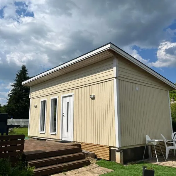 Tiny house with shared pool, max 4 people，位于霍尔姆的酒店