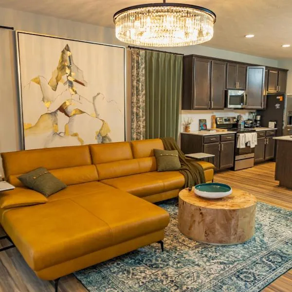 2 Story New Build 4 Miles to Downtown 3 Miles to Speedway 8 Miles to Airport，位于印第安纳波利斯的酒店