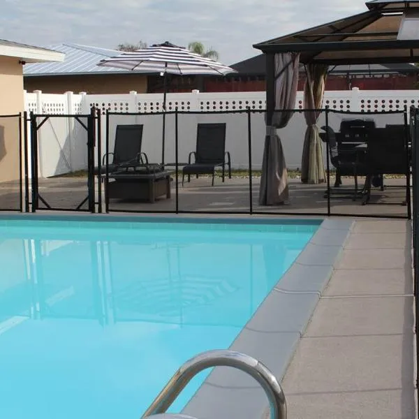 Rotonda Pool Oasis Near Beaches - Sleeps 9，位于西罗通达的酒店