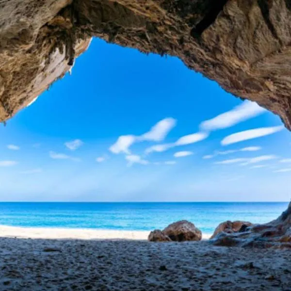 La Grotta Sardegna 5 Bedrooms each with a Private Ensuite Bathroom featuring a Hydromassage Shower Air Conditioning，位于Urzulei的酒店