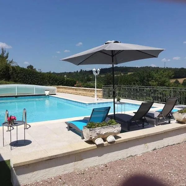La petite colline du Cros, villa à louer，位于Saint-Pierre-de-Chignac的酒店