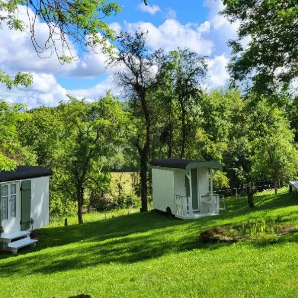 Petit a Petit - gypsy wagons and Bell tents in the Bourgogne，位于Morlet的酒店