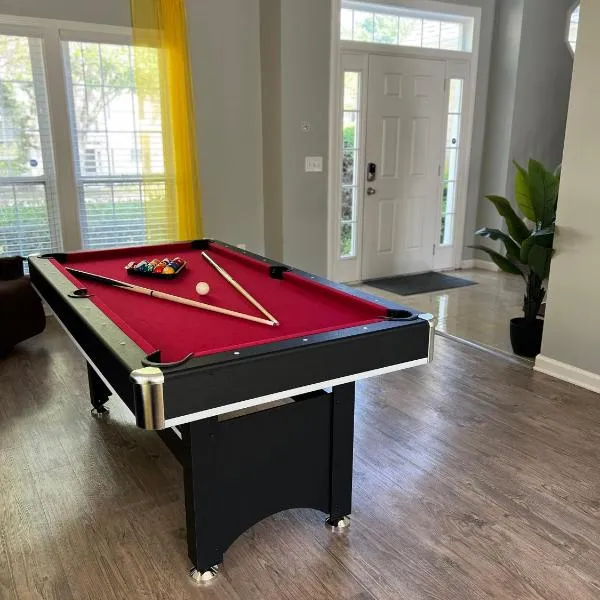 Comfy 5Bed Gem! Fenced Back Yard, Game Room, Free Parking, Snacks, Pet Okay!，位于玛丽埃塔市的酒店