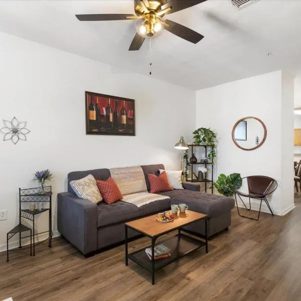 Convenient & Inviting - Fully-Equipped 2BD Condo，位于盖恩斯维尔的酒店