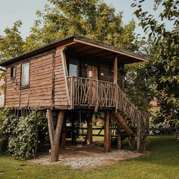 Treehouse Drevesna hiška Štrkovo gnezdo Ranč Jureš,位于柳托梅尔的酒店