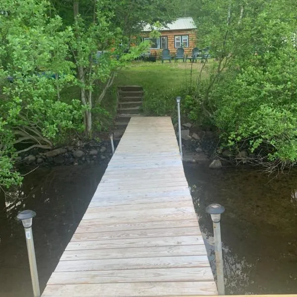 Adirondack Waterfront Cabin Upper Hudson Tributary，位于萨拉托加泉的酒店