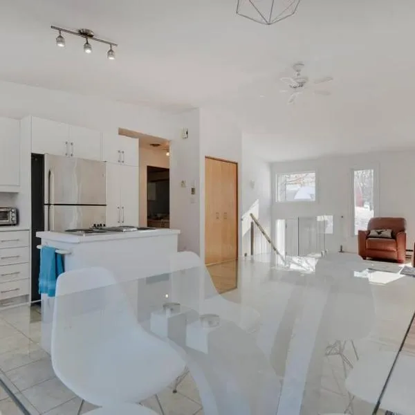 Cozy home with hot tub near airport，位于魁北克市的酒店