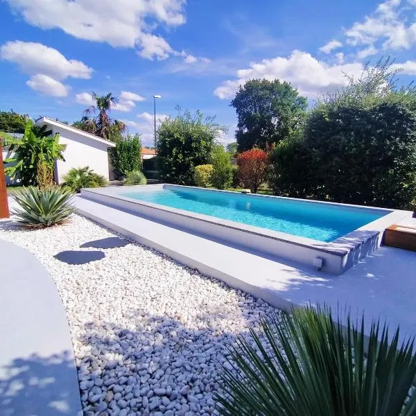 Gîte avec piscine jacuzzi espace bien-être partagés entre Bordeaux et Lacanau océan，位于卡尔康的酒店