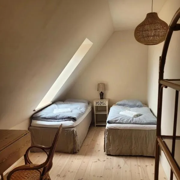 Atma Guesthouse - cozy and simple farmhouse bed & breakfast，位于马斯塔尔的酒店