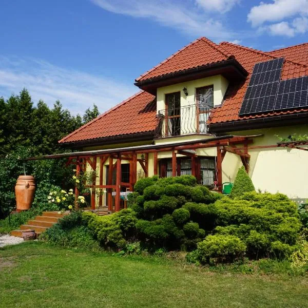 Comfortable house with garden，位于Mańki的酒店