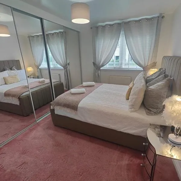 Lovely 2 Bedroom Modern Ground Floor Flat，位于克莱德班克的酒店