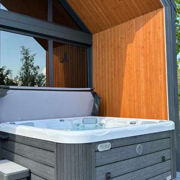 New! Sniegi design cabin with sauna and jacuzzi，位于Mārciena的酒店