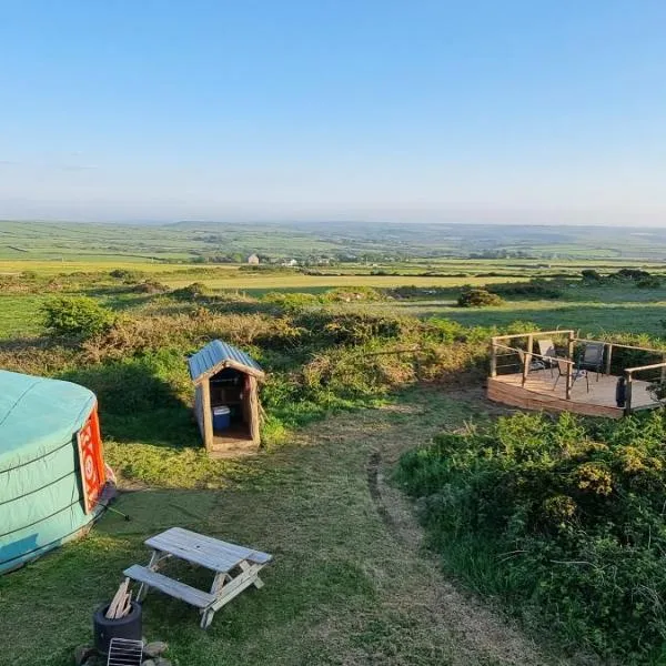 Hillfort Camping and Yurts，位于Llanwnda的酒店