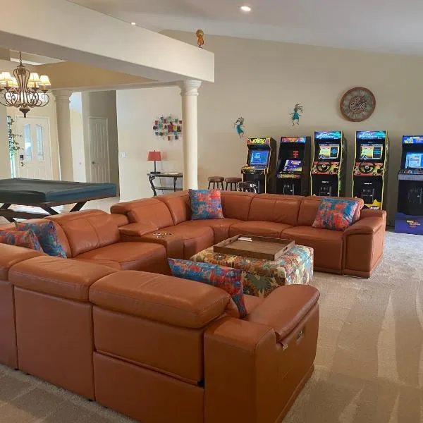 Coachella Chill: Luxury 4BR/4King Paradise Retreat，位于印地欧的酒店