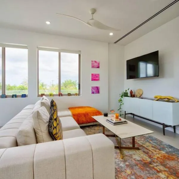 Luxury Condo at Harbour Walk，位于Red Bay Estate的酒店