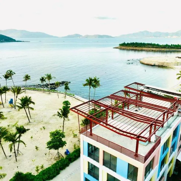 Cozy Front Beach House wid Private Beach，位于Dien Khanh的酒店