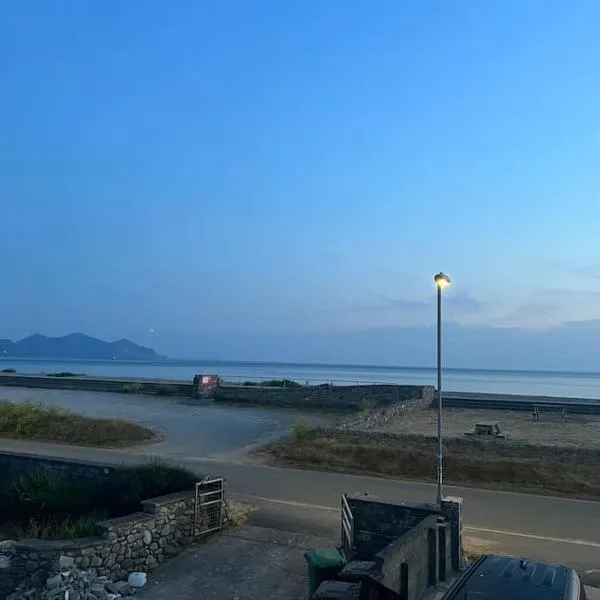 Seafront cottage Dinas Dinlle，位于尼芬的酒店