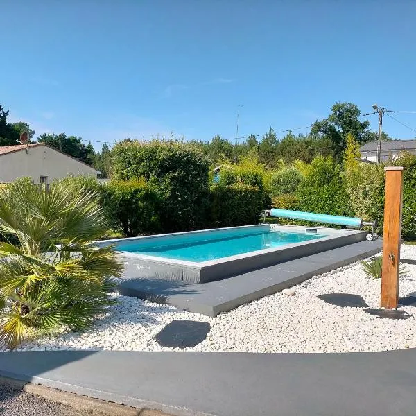 Gîte avec piscine jacuzzi espace bien-être partagés entre Bordeaux et Lacanau océan，位于Sainte-Hélène的酒店