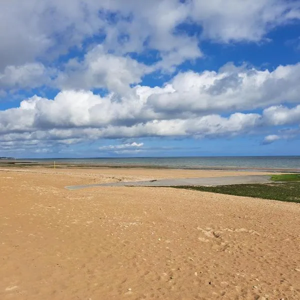 Logement Bernières sur mer à 150 m de la plage，位于Sainte-Croix-sur-Mer的酒店