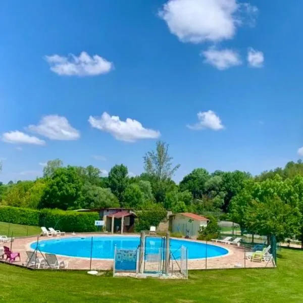 Camping Familial paisible avec piscine, mobil home , chalet, Studio & emplacement nue，位于Casties-Labrande的酒店