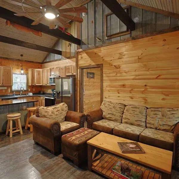 Rustic Modern Cabin with Hot Tub near rafting and Great Smokey Mountains，位于布赖森城的酒店