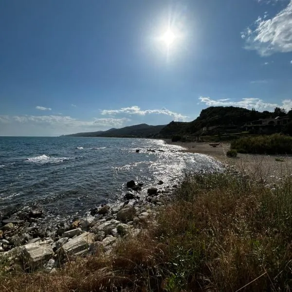 Villa Helga by the Sea，位于Loutrá Elevtherón的酒店