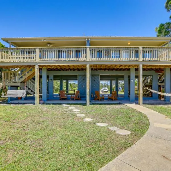 Waterfront Cedar Key Duplex Home with Private Dock!，位于锡达基的酒店