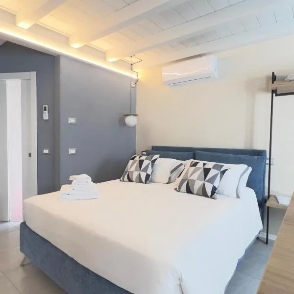 ES Rooms and Apartments，位于加尔达湖滨的酒店