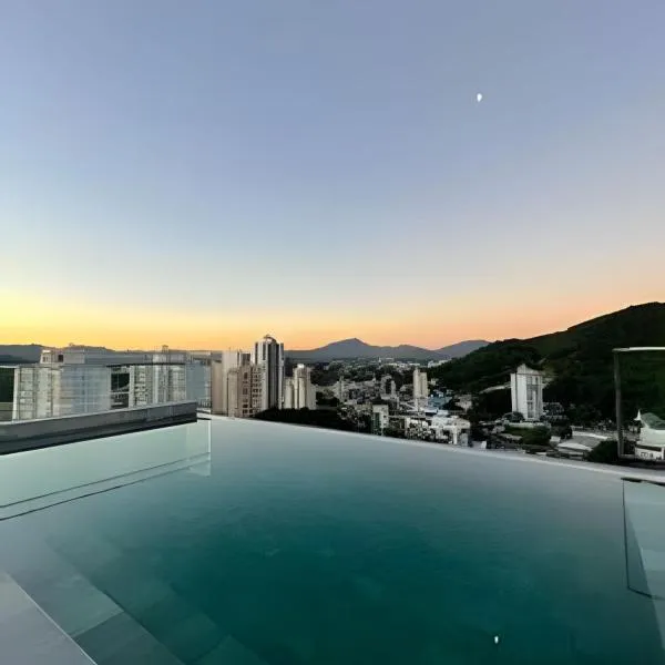 LOFT UP 1309 | Mobiliado | WIFI | Piscina | Vaga，位于布卢梅瑙的酒店