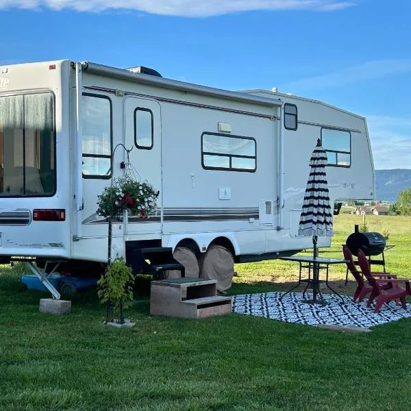 Mission Mountain Camper，位于Saint Ignatius的酒店