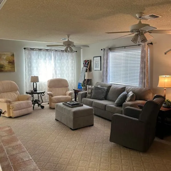 Rare four Bedroom MeadviewVacation Home - Grand Canyon West-Skywalk，位于Meadview的酒店