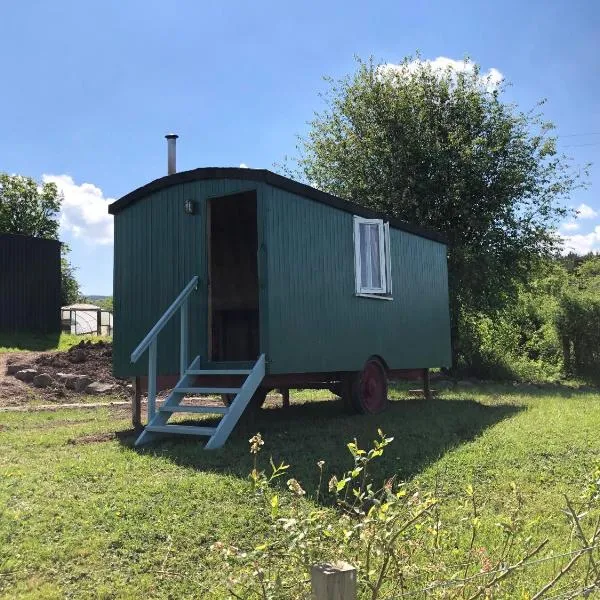 The Bothy and Wagon at Pitmeadow Farm，位于Dollar的酒店