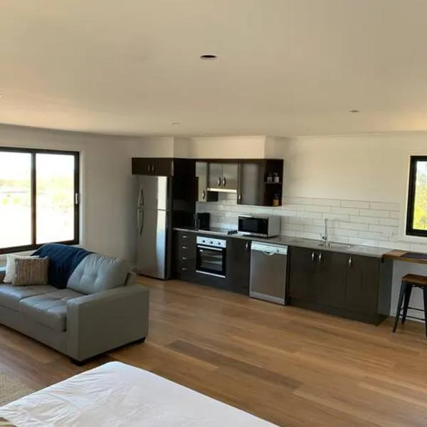 Modern studio with fabulous views，位于Guyra的酒店