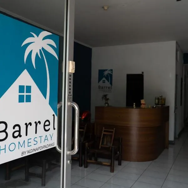 Barrel Homestay, 4 mins Mentawai fast ferry, food, drink, sleep, transport by nginapdipadang，位于巴东的酒店