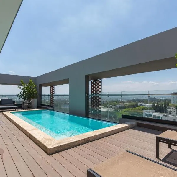Modern Luxury Condo with Rooftop Pool & Gym，位于圣地亚哥洛斯卡巴的酒店