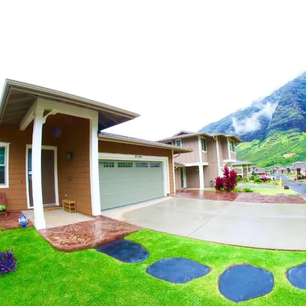 New 4 Bedroom Home with Ocean and Gorgeous Mountain Views in the gated community of Mauna Olu，位于Waianae的酒店