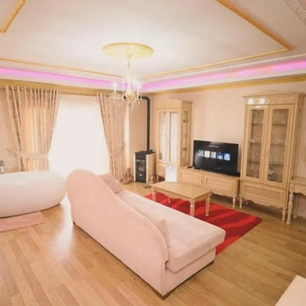 Luxurious Apartment Lake View Pogradec，位于波格拉德茨的酒店