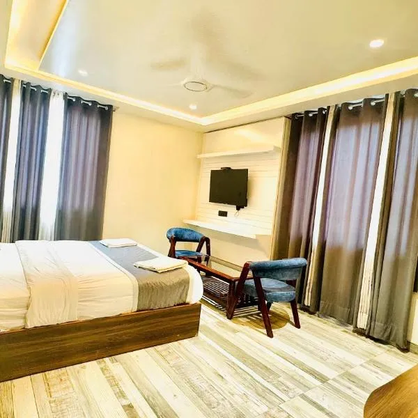 Raksha Suites & Banquet Greater Noida，位于大诺伊达的酒店
