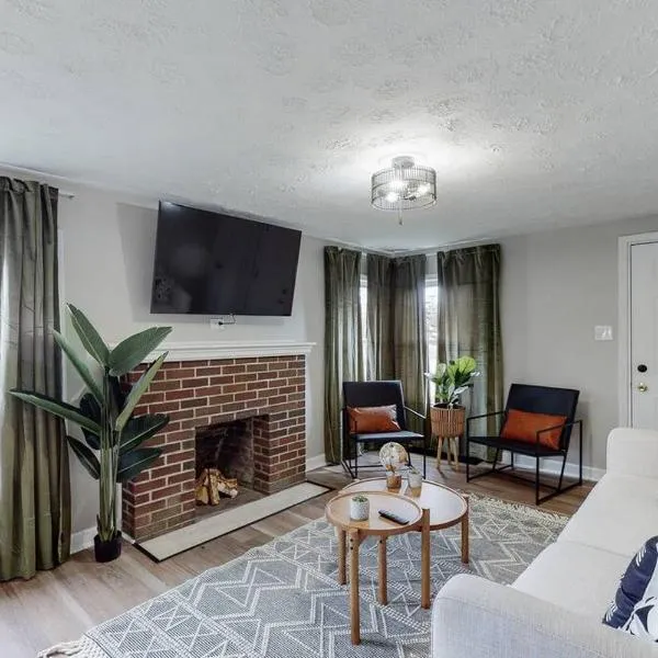 Touchdown Bungalow-Charming HOF Village Home，位于坎顿的酒店