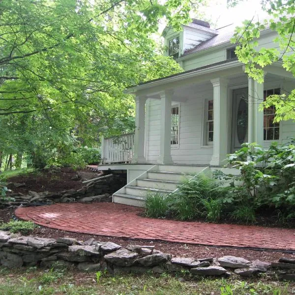 Private setting on country farm near Rhinebeck，位于Clinton Corners的酒店