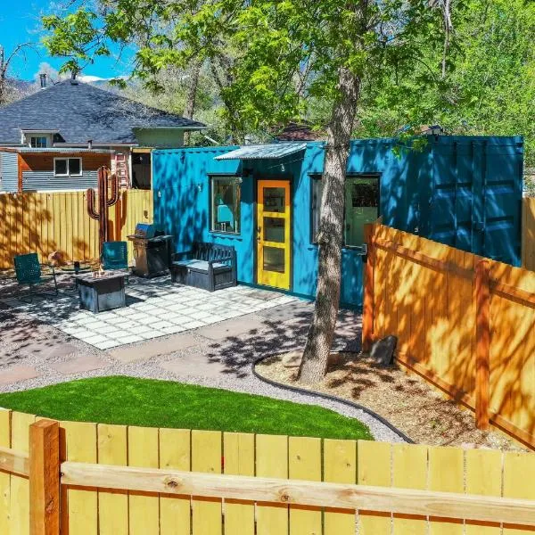 Cargo Casita Shipping Container Tiny Home，位于科罗拉多斯普林斯的酒店