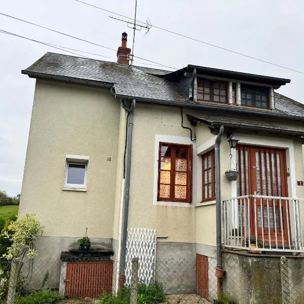 maison de 100 m2 comprenant 3 chambres avec jardin，位于Dun-sur-Grandry的酒店