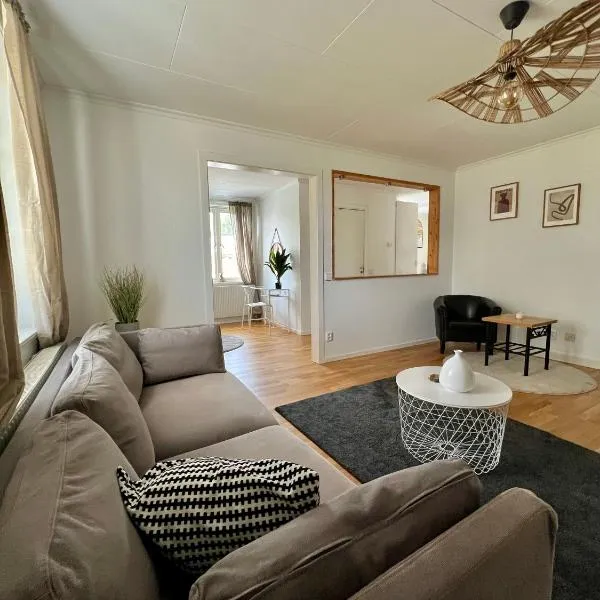 Cozy apartment in Jädraås nestled near the lake just 10 minutes from Kungsberget，位于Jädraås的酒店