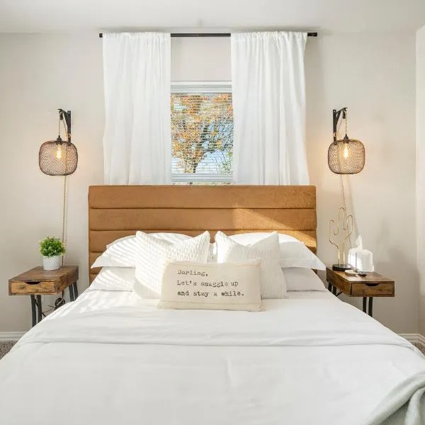 The Southern Sapphire - A Cozy Lake View Getaway，位于格兰伯里的酒店