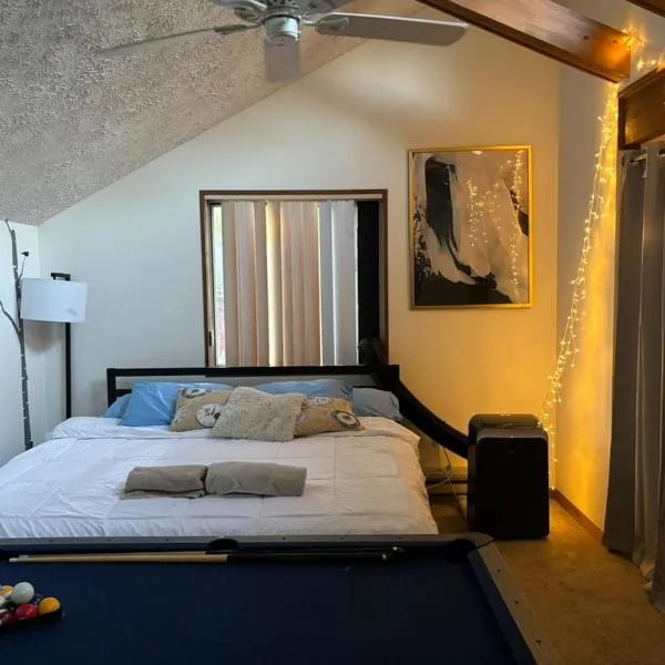 Ambiance - KING BED Cabin Loft & Fireplace，位于卡纳登西斯的酒店