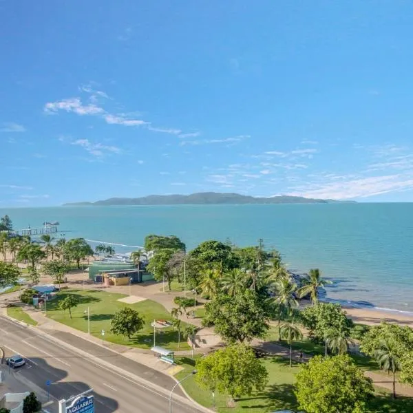 Panoramic Ocean Views On The Strand，位于North Ward的酒店